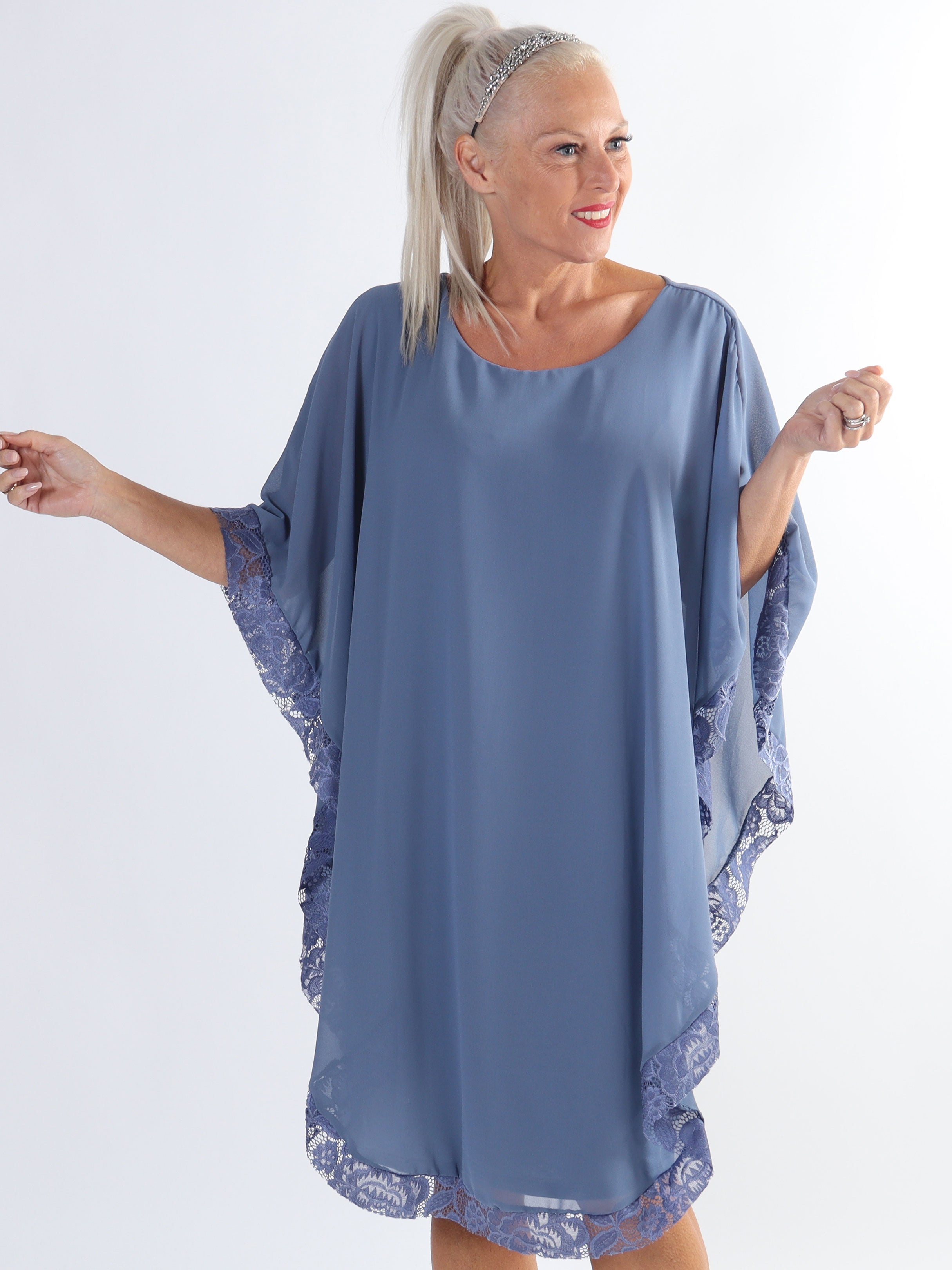 Kenya Edge - Plus size tunikaklänning med chiffonglager och spetskant